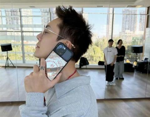 陈伟霆回应iPhone16Pro套iPhone17Pro壳：新手机在传数据 还要一天多(图1)