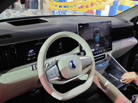 同级最多电机!三排六座SUV腾势N8L上市:29.98万起(图8)