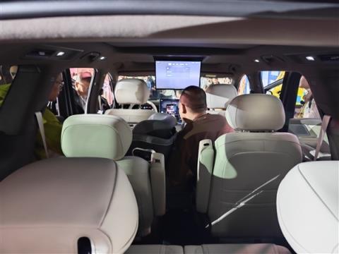 同级最多电机!三排六座SUV腾势N8L上市:29.98万起(图10)