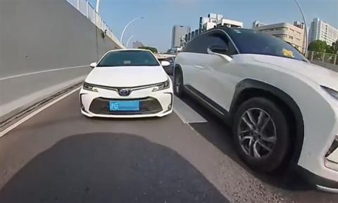 早高峰女司机强势插队 果然撞了