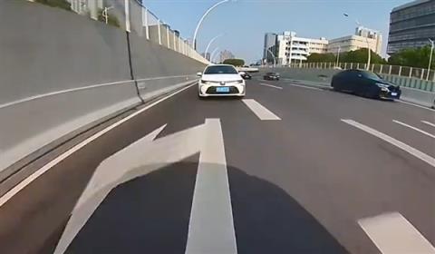 早高峰女司机强势插队 果然撞了(图2)