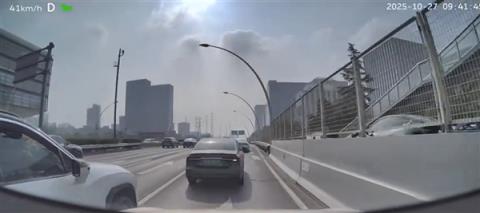 早高峰女司机强势插队 果然撞了(图3)