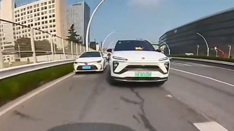 早高峰女司机强势插队 果然撞了(图4)