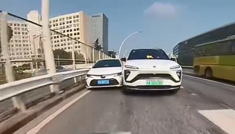 早高峰女司机强势插队 果然撞了(图5)