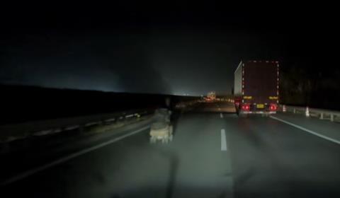 网友开辅助驾驶夜间走高速 偶遇老人逆行还疑推婴儿车！交警回应