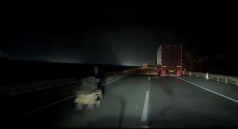 网友开辅助驾驶夜间走高速 偶遇老人逆行还疑推婴儿车!交警回应(图2)