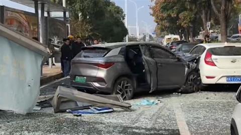 男子带病驾驶 剧烈咳嗽致误踩油门撞车：车辆几乎报废