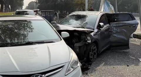 男子带病驾驶 剧烈咳嗽致误踩油门撞车:车辆几乎报废(图2)