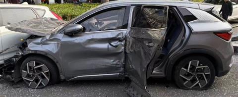 男子带病驾驶 剧烈咳嗽致误踩油门撞车:车辆几乎报废(图3)