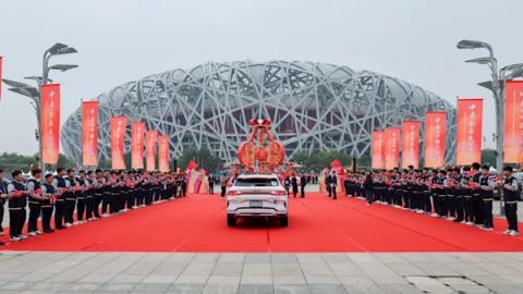 庆祝中泰建交50周年 比亚迪宋PLUSDM-i车队行驶5000公里抵达鸟巢