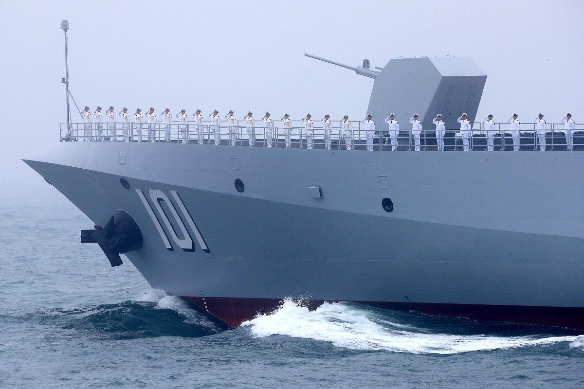 万吨巨舰亮剑深蓝:中国新型导弹驱逐舰连射实弹震撼演兵