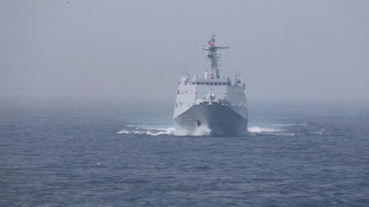 万吨巨舰亮剑深蓝:中国新型导弹驱逐舰连射实弹震撼演兵