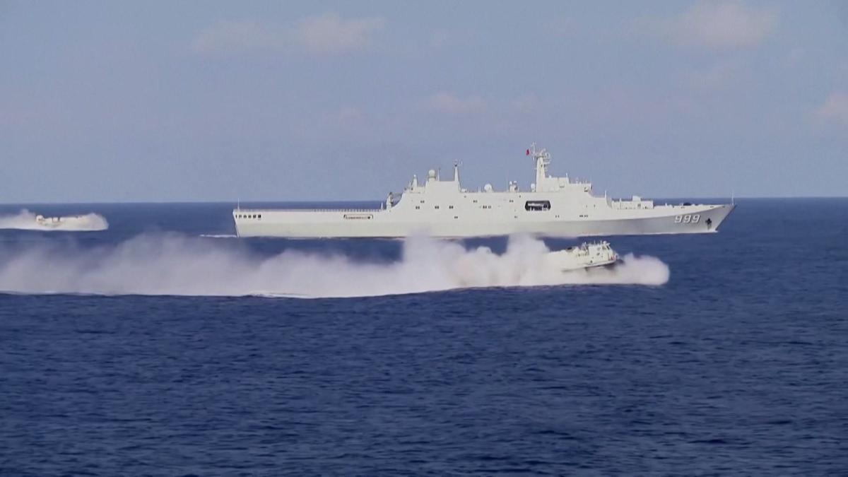 万吨巨舰亮剑深蓝:中国新型导弹驱逐舰连射实弹震撼演兵