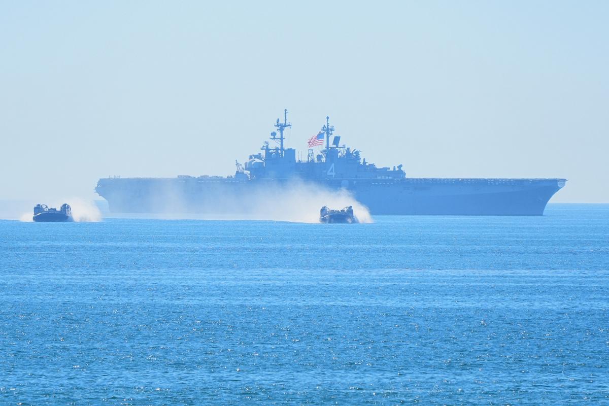 万吨巨舰亮剑深蓝:中国新型导弹驱逐舰连射实弹震撼演兵