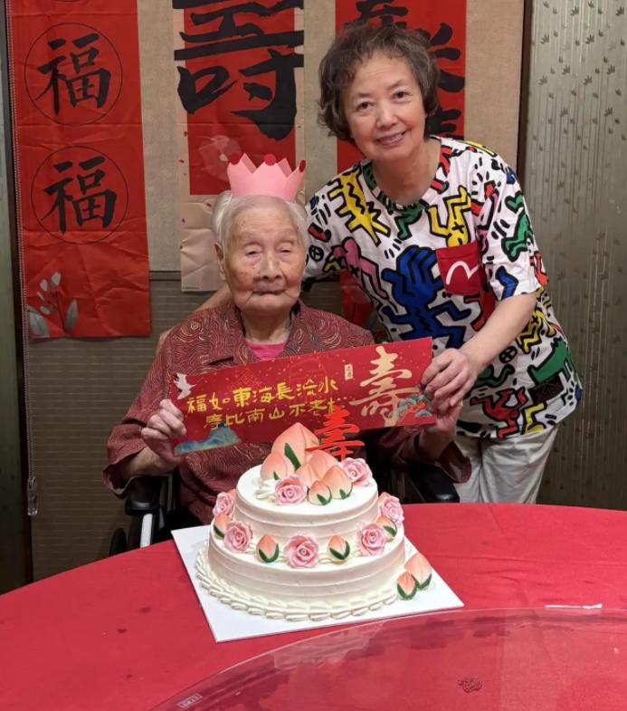 百岁潮奶的数码人生:一天三杯咖啡玩坏3个iPad的长寿密码