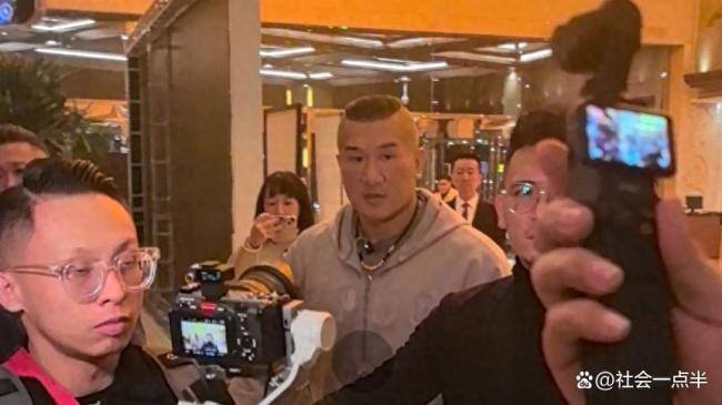 网红“馆长”:台湾没人愿意当兵 民众渴望安稳生活