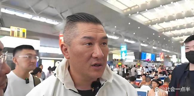 网红“馆长”:台湾没人愿意当兵 民众渴望安稳生活