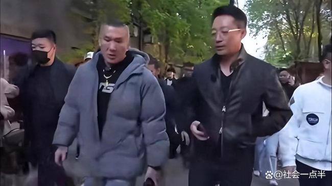 网红“馆长”:台湾没人愿意当兵 民众渴望安稳生活