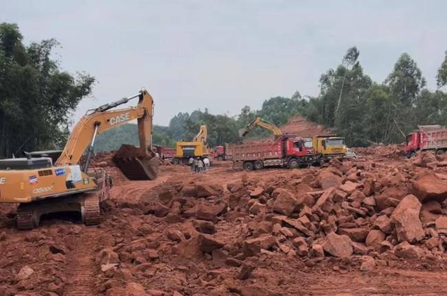 四川乐山大佛街道一工地挖出古墓 初步判断为宋墓待进一步发掘