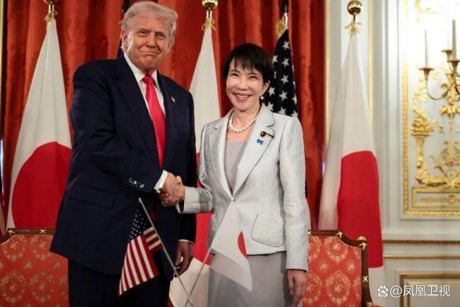 特朗普发与高市早苗挽手下楼黑白照 会谈彰显美日友好