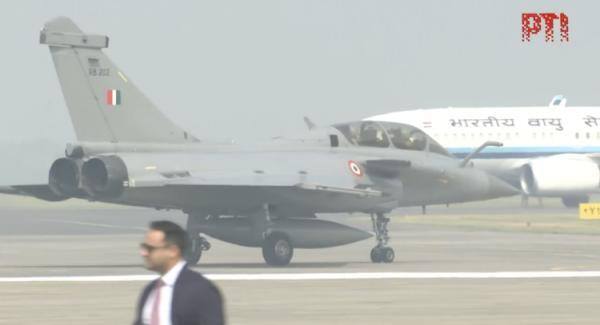印度总统乘坐阵风战斗机进行飞行体验 空军高层陪同