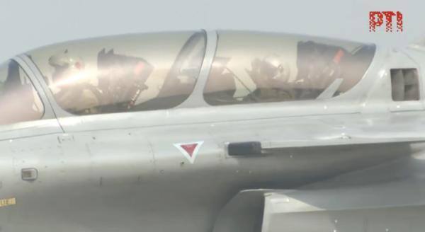 印度总统乘坐阵风战斗机进行飞行体验 空军高层陪同