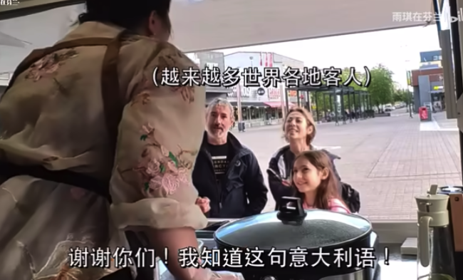 川妹芬兰摆摊各国老外疯抢中国锅盔