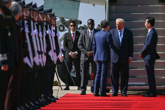 特朗普到韩国神情疲惫 与抵马时心情迥异