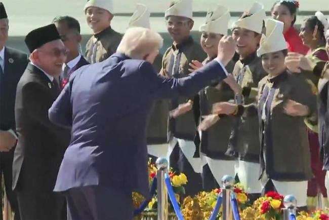 特朗普到韩国神情疲惫 与抵马时心情迥异