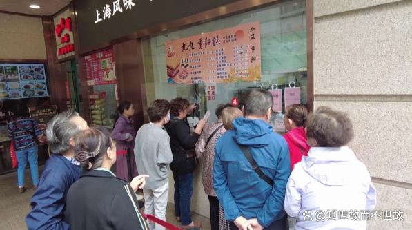 重阳节美食战:传统糕点干噎难下咽?创新口味暗藏健康陷阱