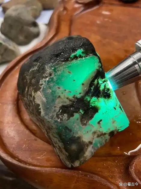 直播间“赌石”?女子花283万买翡翠原石?到货后是破石头傻了眼