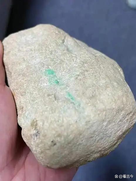 直播间“赌石”?女子花283万买翡翠原石?到货后是破石头傻了眼