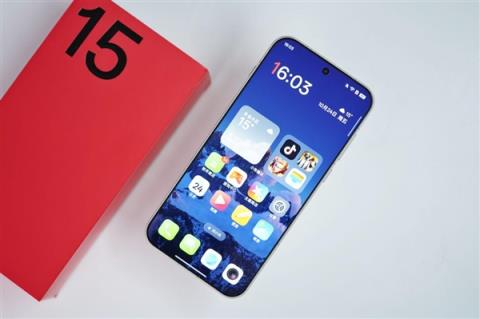 行业第一块165Hz高刷高分屏！一加15图赏(图1)