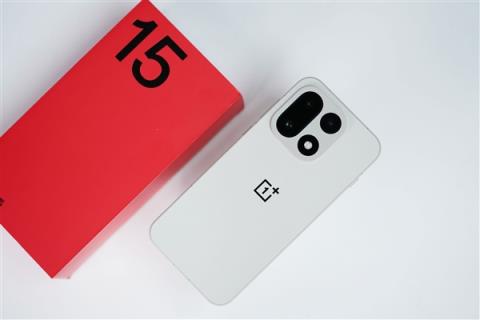 行业第一块165Hz高刷高分屏！一加15图赏(图9)