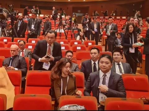 刘强东章泽天现身韩国 同框参加活动表情严肃(图2)