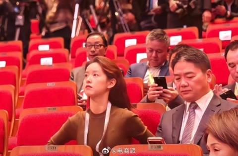 刘强东章泽天现身韩国 同框参加活动表情严肃(图3)