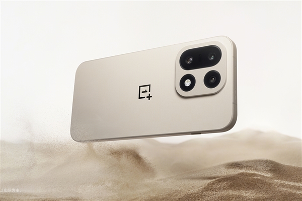 网友接触了不下10台新机 但能让他惊呼的只有一加15：手感真爽