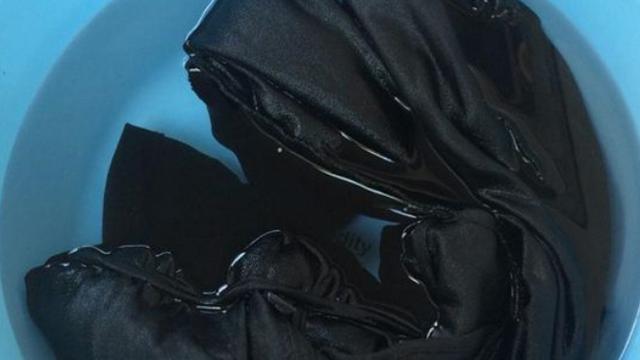 如何应对黑色牛仔裤掉色问题？防止牛仔裤掉色的小技巧和应对方法