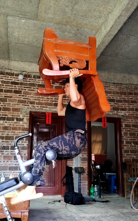 广西小伙凭“硬核”健身走红 独特训练吸粉无数