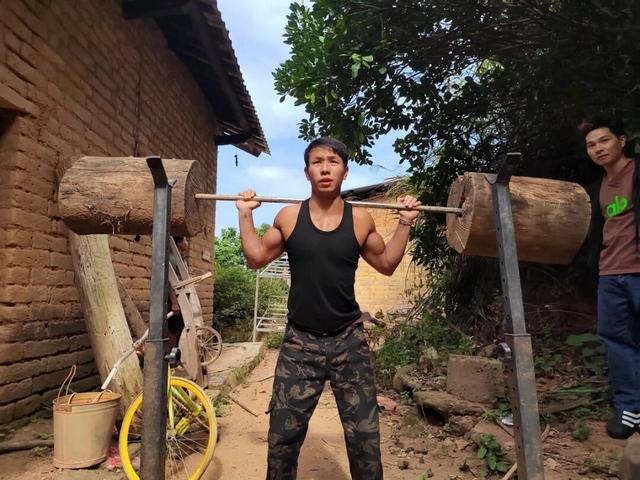 广西小伙凭“硬核”健身走红 独特训练吸粉无数