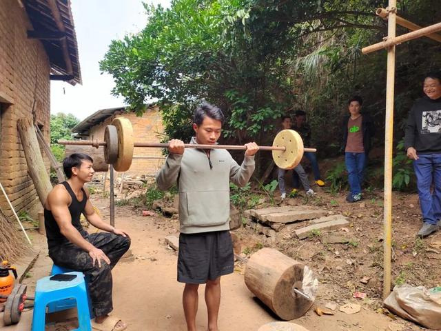 广西小伙凭“硬核”健身走红 独特训练吸粉无数