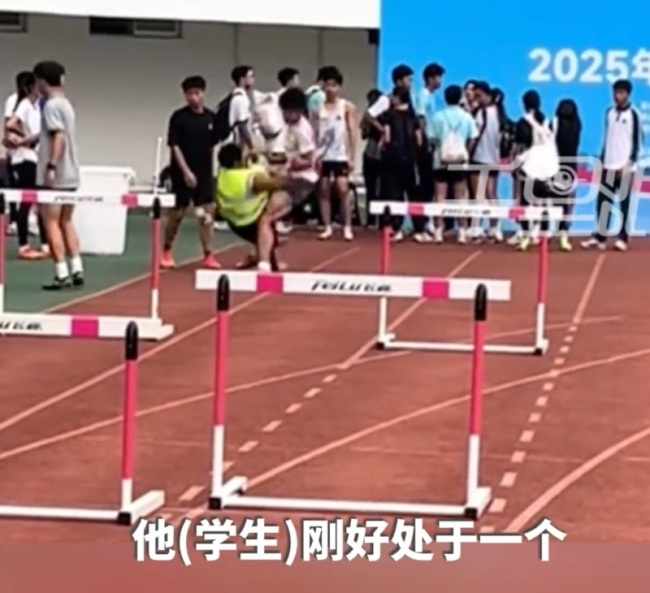 保洁横穿跑道被起跑学生撞晕 学生心有余悸!