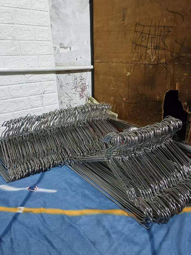 残疾男子制售衣架 被顾客推荐后爆单 爱心传递温暖故事