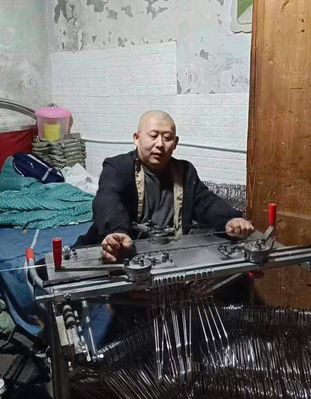 残疾男子制售衣架 被顾客推荐后爆单 爱心传递温暖故事