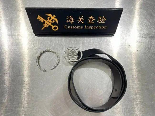 女子将黄金手镯皮带涂成银色入境被查 伪装企图未遂