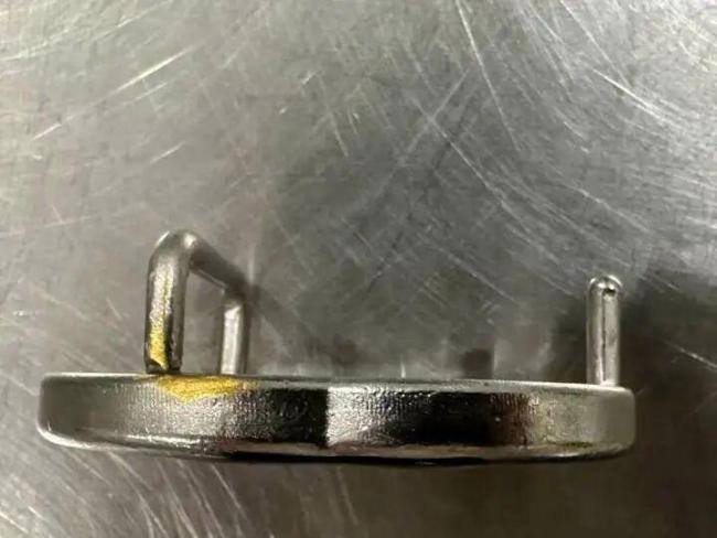 女子将黄金手镯皮带涂成银色入境被查 伪装企图未遂