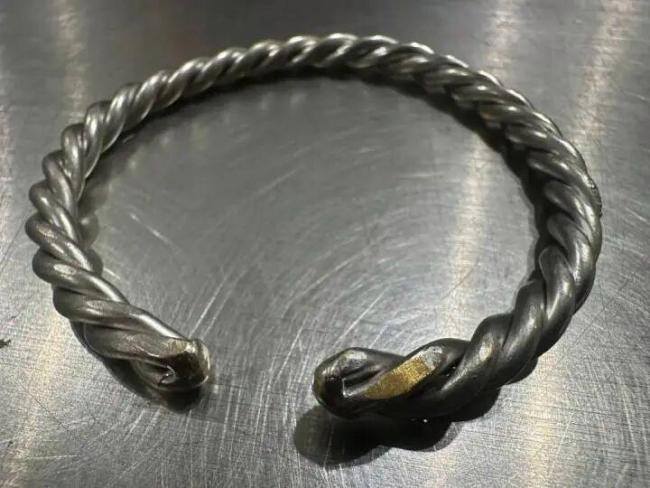 女子将黄金手镯皮带涂成银色入境被查 伪装企图未遂