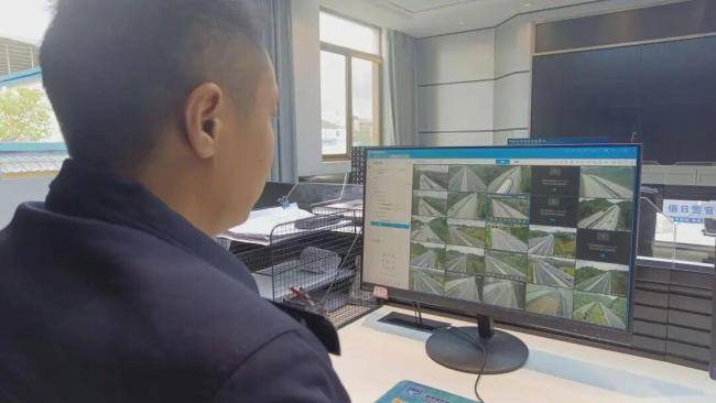 给女儿的300克黄金嫁妆掉落高速上 警方助力完璧归赵