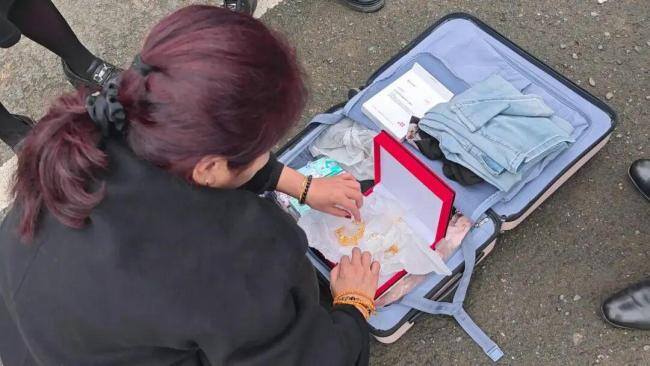 给女儿的300克黄金嫁妆掉落高速上 警方助力完璧归赵