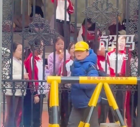 男孩送女同学零食摔倒亲妈笑出鹅叫 妈妈回应